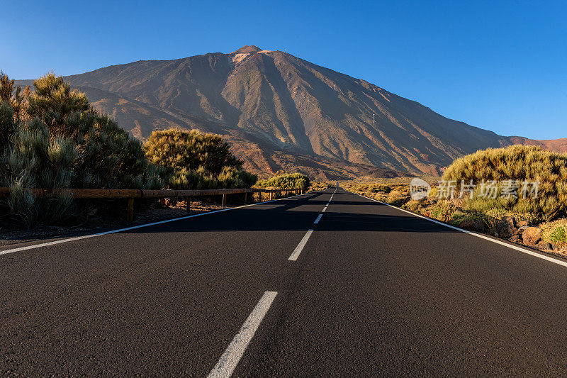 西班牙特内里费国家公园EL Teide火山下的柏油路